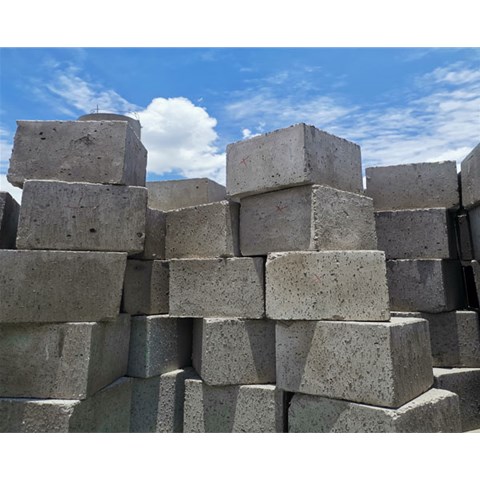 預(yù)制光伏墩和現(xiàn)場澆筑光伏墩相比，各自在施工效率和成本控制上有什么特點(diǎn)？